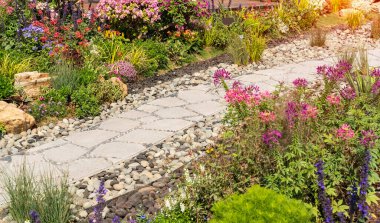 Bahçeden geçen patika