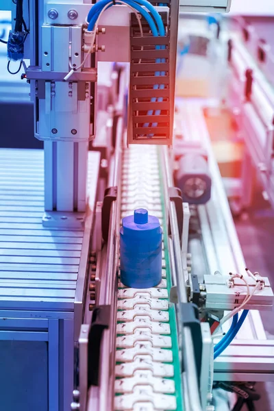 Otomatik deponun hücreleri. Metal inşaat deposu rafları