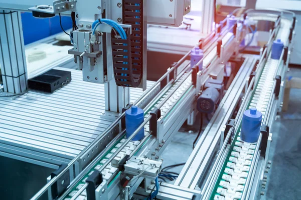 Otomatik deponun hücreleri. Metal inşaat deposu rafları