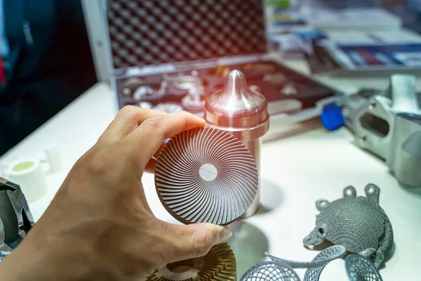 Hand Mit Objekt Gedruckt Auf Drucker Nahaufnahme — Stockfoto