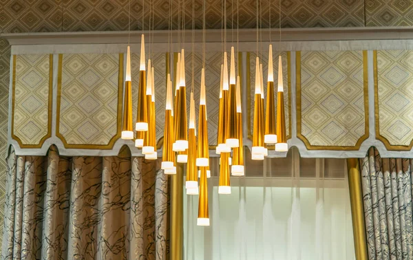 Moderne Lampen Hangen Aan Het Plafond Interieur — Stockfoto