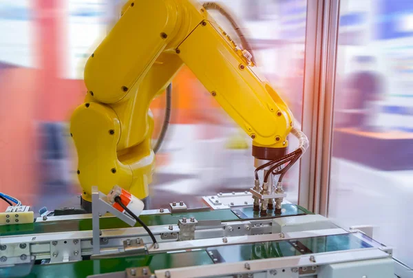Robot Layar Pelindung Film Atau Penutup Kaca Dalam Pembuatan Pabrik — Stok Foto
