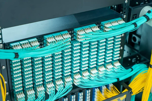 光纤电缆连接通信分发点 — 图库照片