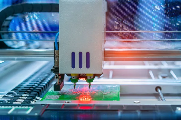 pcb tahtası otomatik üretim lehimleme ve montajlama demir uçlarını lehimliyor