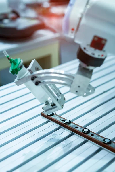 Robot Que Sostiene Jeringa Pegamento Inyección Fábrica — Foto de Stock