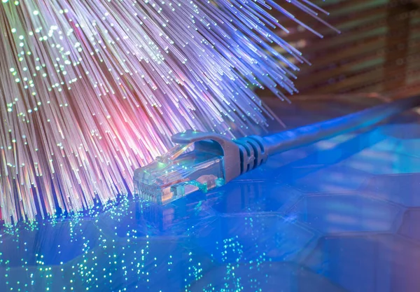 具有光纤技术背景的网络电缆 通信概念 — 图库照片