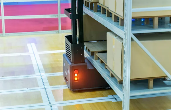 Warehouse Robot Car Carries Cardboard Box Assembly Factory — Stock Photo, Image