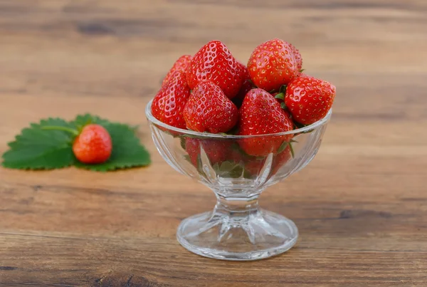 Aardbeien in glazen schaal — Stockfoto