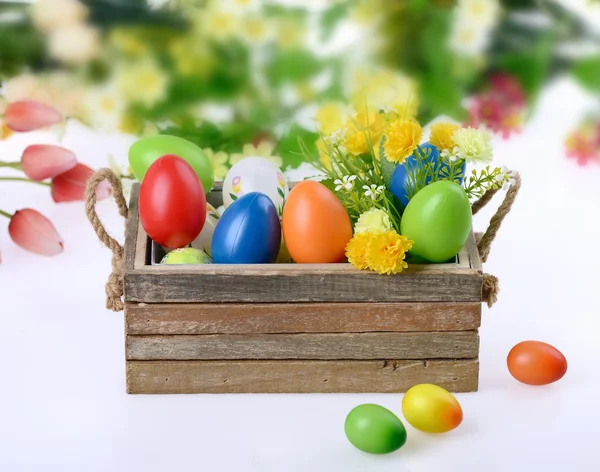 Huevos decorados y flores de primavera —  Fotos de Stock