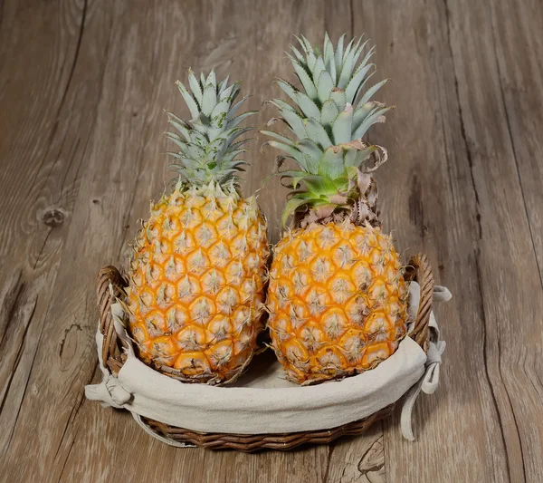 To ananas – stockfoto