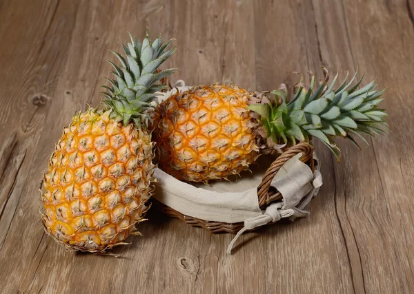 To ananas – stockfoto