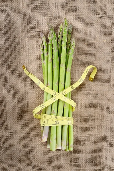 Espargos verdes com fita métrica — Fotografia de Stock