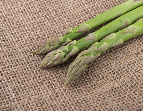 Friske grønne asparges spirer om på bambus baggrund - Stock-foto