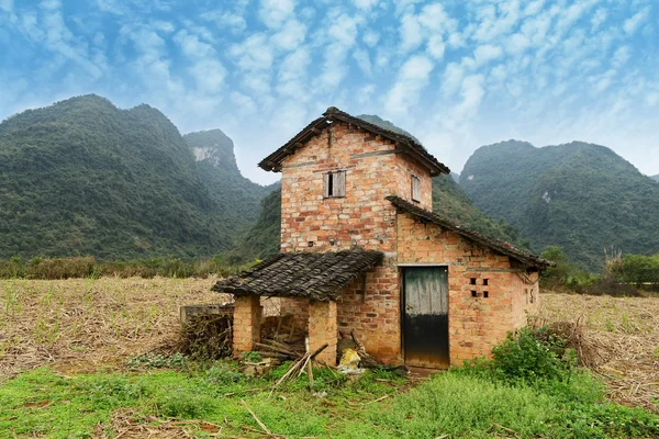 Paesaggio rurale con casa — Foto Stock