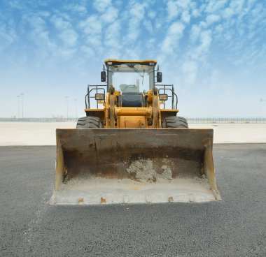 bir inşaat alanı üzerinde buldozer