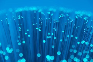 Optik fiber dinamik teknoloji arka planının derinliklerinden uçuyor.