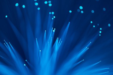 Optik fiber dinamik teknoloji arka planının derinliklerinden uçuyor.