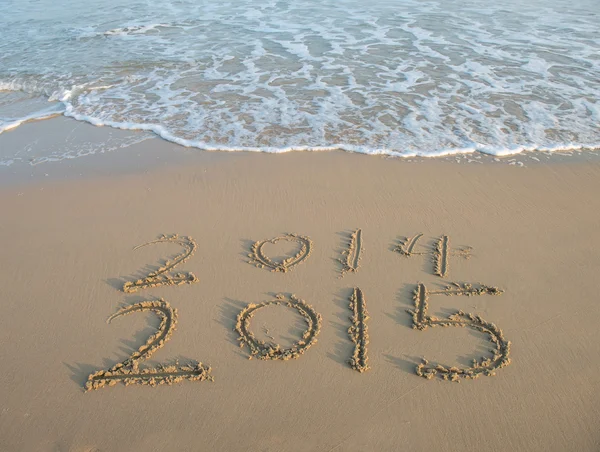 Jaar 2014 hand geschreven op het zand — Stockfoto