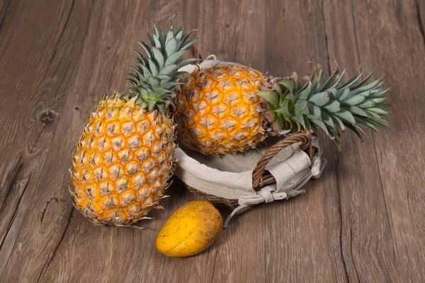 Iki ananas — Stok fotoğraf