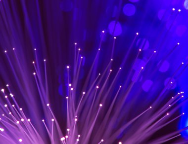 Optik fiber dinamik teknoloji arka planının derinliklerinden uçuyor.