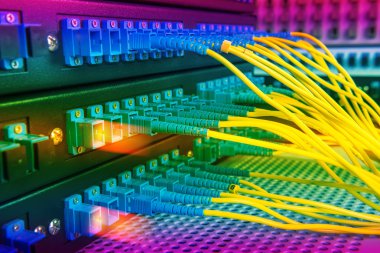 Fiber optik ekipmanlı teknoloji merkezi