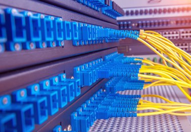 Fiber optik ekipmanlı teknoloji merkezi