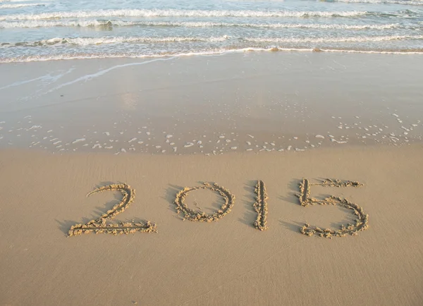 Año 2014 mano escrita en la arena — Foto de Stock