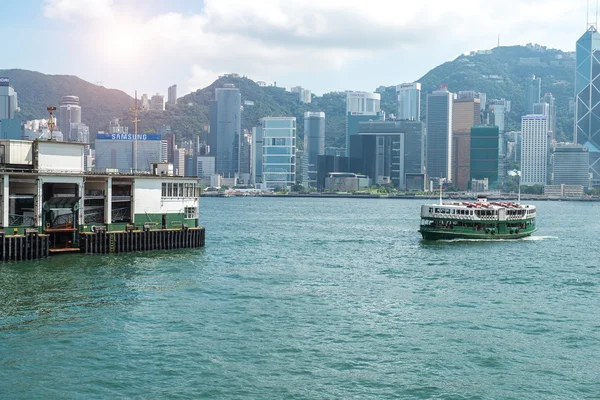 Star-Fähre verlässt zentralen Pier in Hongkong — Stockfoto