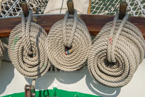 Corda enrolada no convés do barco — Fotografia de Stock