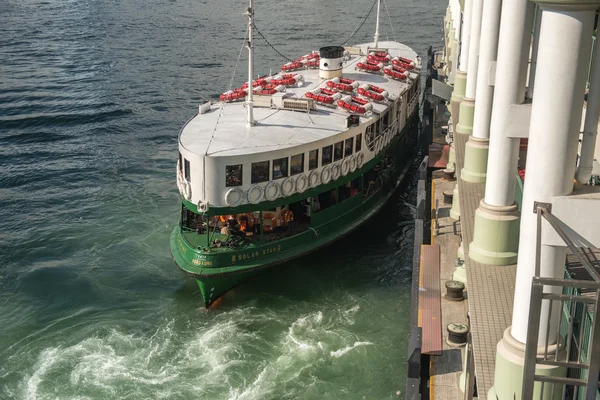Star Ferry lämnar centrala piren i Hong Kong — Stockfoto