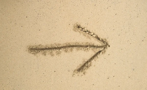 Getekende pijl op het zand — Stockfoto