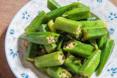 bir tabakta sebze salatası