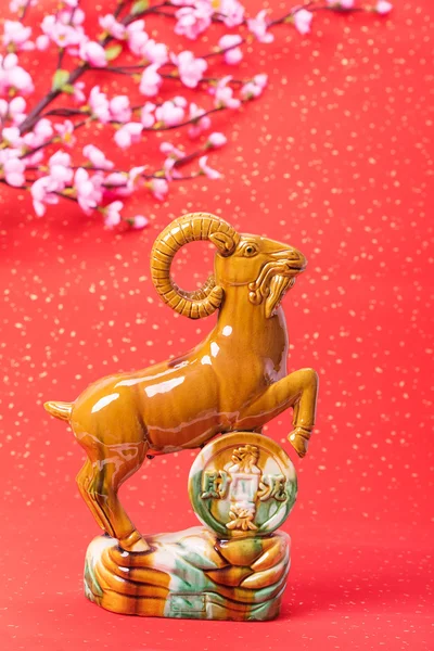 Keramik Ziegen Souvenir, 2015 ist das Jahr der Ziege, Kalligraphie Wort — Stockfoto