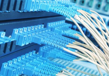 Fiber optik ekipmanlı teknoloji merkezi