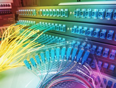 Fiber optik ekipmanlı teknoloji merkezi