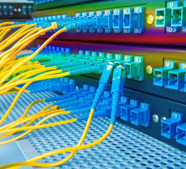 Fiber optik ekipmanlı teknoloji merkezi
