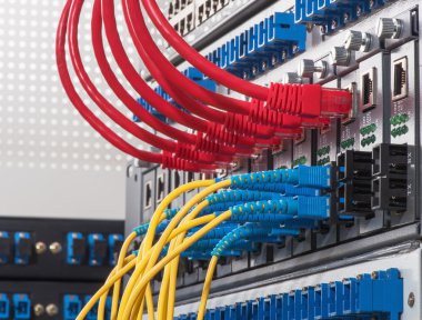 Fiber optik kabloların bağlı bir optik bağlantı noktaları ve Utp ağ c