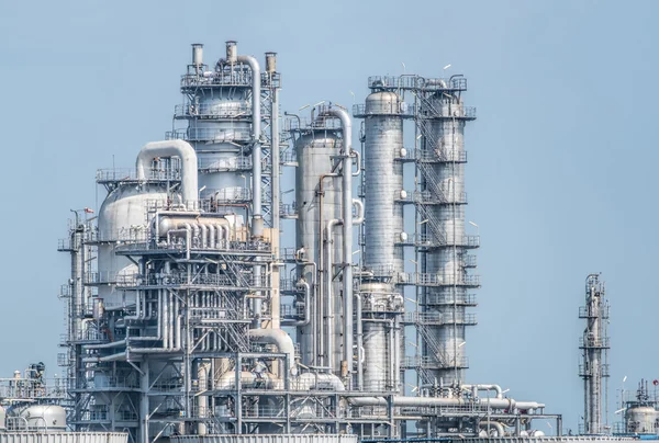 Usine de traitement du gaz. paysage avec industrie gazière et pétrolière — Photo