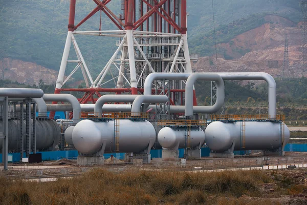 Fábrica de procesamiento de gas. paisaje con la industria del gas y el petróleo —  Fotos de Stock