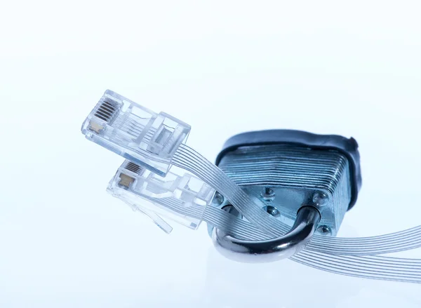 Ağ Ethernet kabloları ile asma kilit kilitli. — Stok fotoğraf