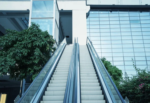Escalera mecánica en el moderno centro de negocios — Foto de Stock
