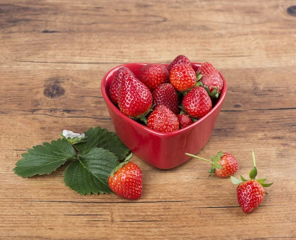 Fresas en forma de corazón bowl — Foto de Stock