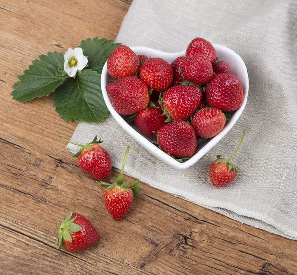 Fresas en forma de corazón bowl — Foto de Stock