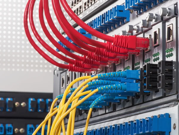 Fiber Optic kabels aangesloten op een optische poorten en Utp netwerk c — Stockfoto