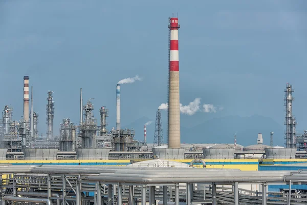 Gasförädlingsfabrik. landskap med gas- och oljeindustrin — Stockfoto