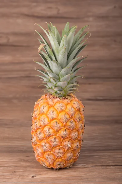 Ananas op houten grunge achtergrond — Stockfoto