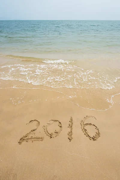 Jaar 2016 geschreven in zand, op tropisch strand — Stockfoto