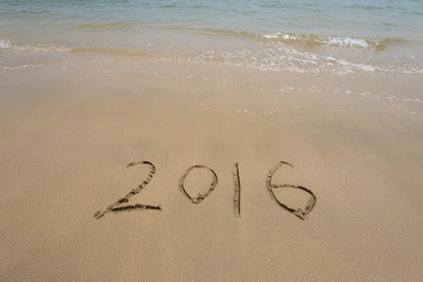 Anno 2016 scritto in sabbia, sulla spiaggia tropicale — Foto Stock