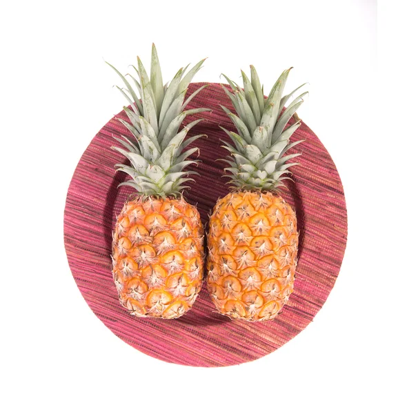 Ananas op houten grunge achtergrond — Stockfoto
