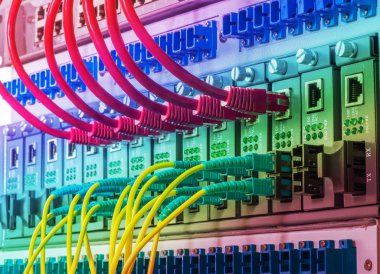 Fiber optik ekipmanlı teknoloji merkezi
